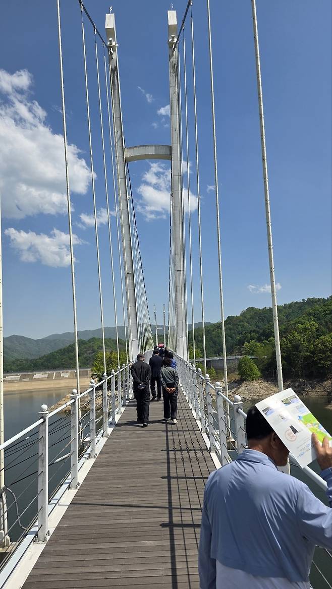 청양·부여 군민들이 댐 건설과 함께 관광시설로 건립한 경북 김천시 부함댐 출렁다리를 견학했다. 충남도 제공