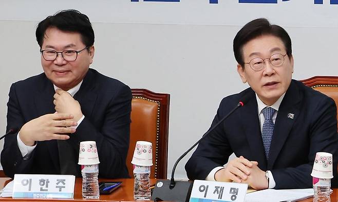 더불어민주당 이한주 민주연구원장(왼쪽)과 이재명 대선후보. 연합뉴스