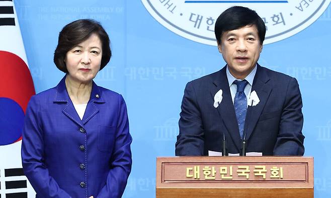 더불어민주당 추미애(왼쪽)·이성윤 의원. 뉴스1