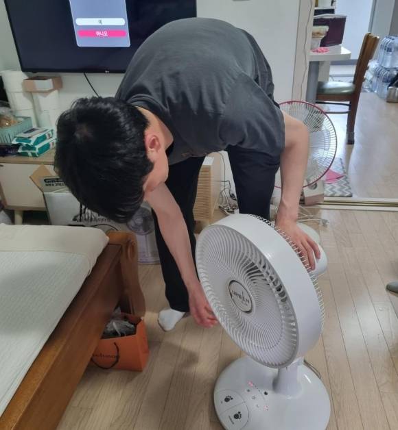 지난해 서울 성동구가 옥탑방에 거주하는 주민들을 대상으로 선풍기를 지원하고 있다. 성동구 제공