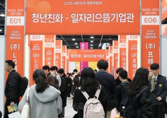 지난해 비정규직의 시간당 임금총액이 정규직의 66.4%에 불과한 것으로 조사됐다. 사진은 지난달 서울 서초구 aT센터에서 열린 ‘2025 대한민국 채용박람회’.  홍윤기 기자