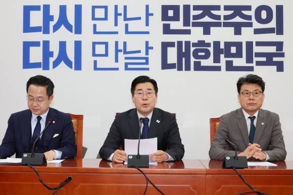 민주당 원내대책회의 박찬대 더불어민주당 당대표 직무대행 겸 원내대표가 29일 국회에서 열린 원내대책회의에서 발언하고 있다. 왼쪽부터 박성준 원내수석부대표, 박 대행, 진성준 정책위의장. 연합뉴스