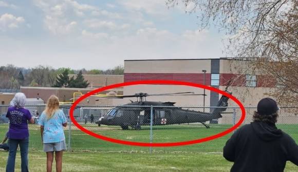 현지시간으로 24일 오전 미군 특수작전용 헬기인 블랙호크가 콜로라도주 덴버의 한 고등학교 운동장에 착륙한 모습. 덴버라이트 제공