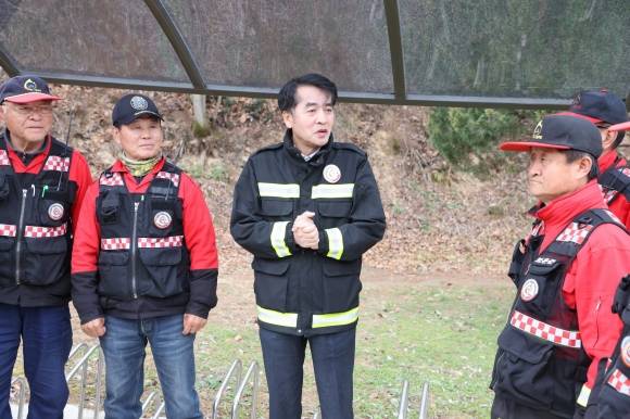 최재형(왼쪽에서 세번째) 보은군수가 산불진화대원들을 격려하고 있다. 보은군 제공.