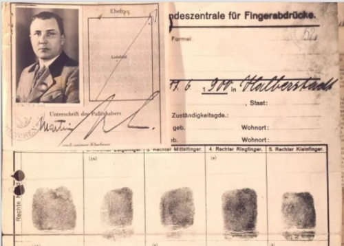 1960년 11월 22일 기록으로, 아돌프 히틀러의 최측근 보좌관 중 한 명인 나치 관료 마르틴 보어만의 지문이 찍혀 있다. 출처=아르헨티나 국가기록보관소