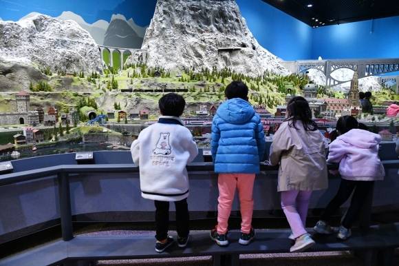 노원기차마을에서 스위스 디오라마를 관람하는 어린이들.   노원구 제공