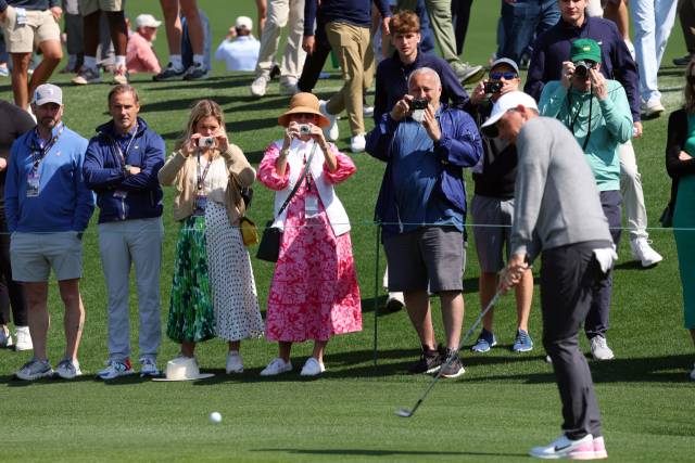 연습 라운드 때는 카메라 촬영이 허용된다. 매킬로이의 칩샷을 렌즈에 담는 관람객들. 로이터연합뉴스