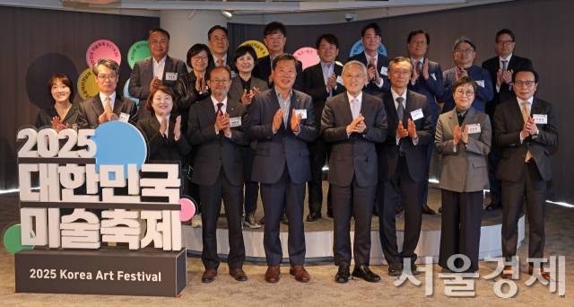 유인촌 문화체육관광부 장관이 29일 서울 종로구 아트코리아랩 아고라에서 열린 ‘2025 대한민국 미술축제 출범식’에서 참여기관 대표들과 기념촬영을 하고 있다. 사진 제공=문체