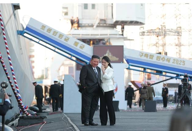 지난 25일 김정은 위원장과 딸 주애가 친밀하게 대화를 나누고 있다. 노동신문·뉴스1