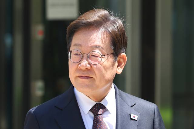 이재명 더불어민주당 대선 후보가 29일 서울 서초구 서울중앙지방법원에서 열린 '대장동 배임·성남FC 뇌물' 1심 속행 공판이 끝난 뒤 법원을 나서고 있다. 연합뉴스