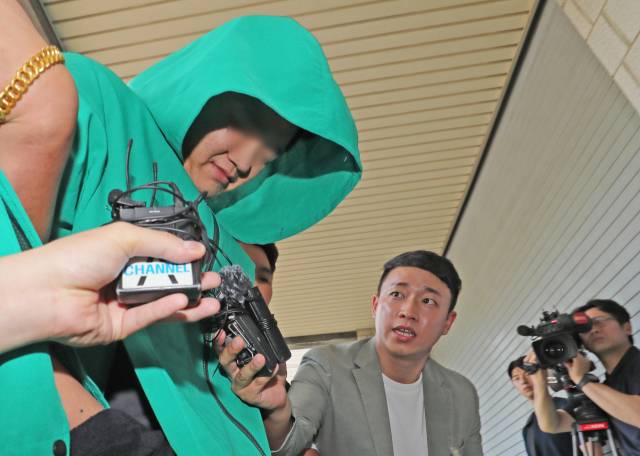 태국 파타야에서 공범 2명과 함께 한국인 관광객을 납치 살해한 혐의를 받는 피의자가 지난해 7월 12일 경남 창원 성산구 창원지방법원에서 열린 구속 전 피의자 심문(영장실질심사)에 출석하는 가운데 취재진 질문을 받고 있다. 뉴스1