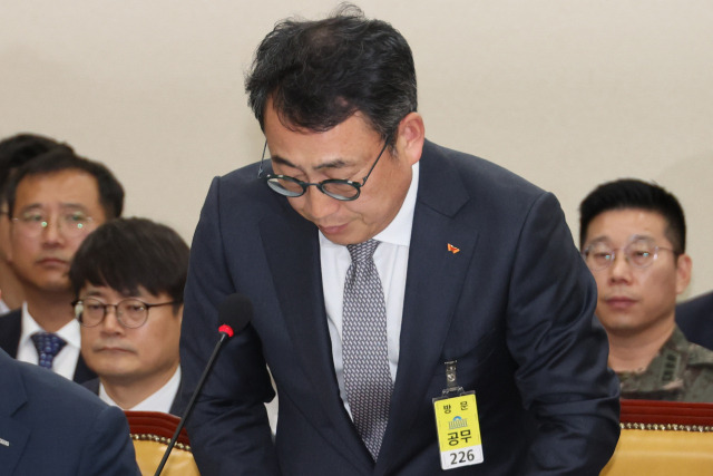 유영상 SK텔레콤 대표이사가 30일 국회 과학기술정보방송통신위원회의에서 열린 방송통신 분야 청문회에서 유심 해킹 사태에 대해 사과하고 있다. 연합뉴스