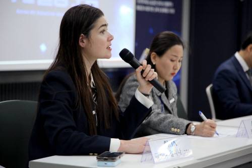 AX협회 글로벌위원장 스타트업2그룹 마르타 알리나 그룹장이 발언하고 있다.