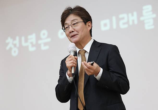 국민의힘 유승민 전 의원이 4월11일 대구 북구 경북대학교 사회과학대학에서 열린 청년 토크쇼에서 '청년은 어떤 미래를 원하는가'를 주제로 강연하고 있다. ⓒ연합뉴스