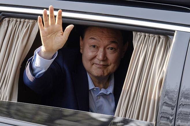 윤석열 전 대통령이 4월11일 서울 서초구 아크로비스타 사저 앞에 도착해 지지자들을 향해 손을 흔들고 있다. ⓒ 연합뉴스