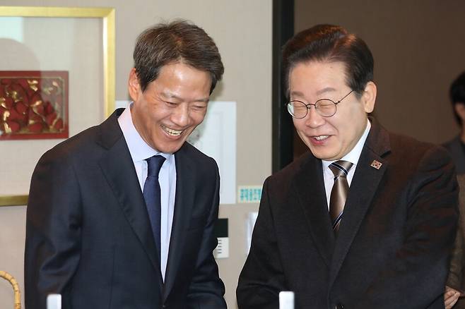 이재명 더불어민주당 대표(오른쪽)가 2월27일 서울 여의도의 한 음식점에서 임종석 전 대통령비서실장과 오찬 회동을 하고 있다. ⓒ연합뉴스