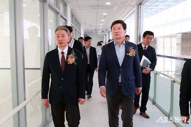 이상일 용인특례시장이 지난 28일 개관식을 열고 정식 운영을 시작한 용인공영버스터미널 시설을 둘러보고 있다. 사진제공｜용인시