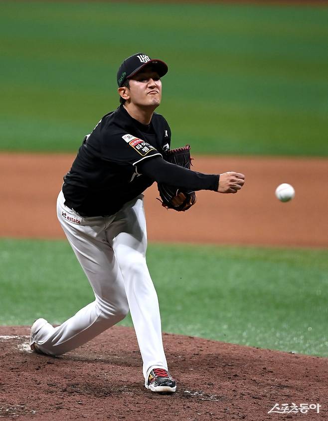 KT 고영표는 소형준, 원태인과 함께 ERA 부문 ‘톱5’에 올라있는 국내선수다. 4월 4경기에선 평균 8개의 삼진을 엮어내는 등 쾌조의 컨디션을 보이며 마운드에 힘을 보태고 있다. 스포츠동아 DB