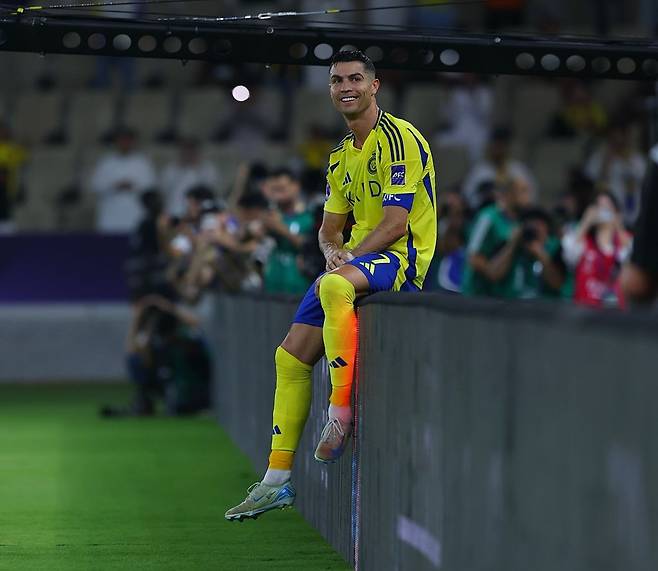 알 나스르 크리스티아누 호날두가 27일 요코하마 마리노스와의 ACLE 8강전에서 골을 넣은 뒤 광고판에 앉아 기뻐하고 있다. Getty Images코리아