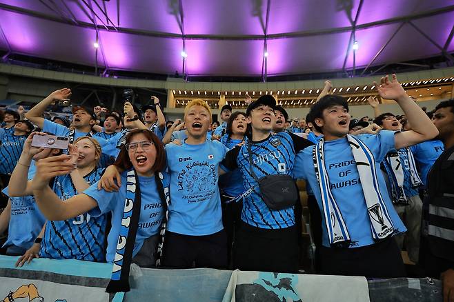 가와사키 팬들이 지난 28일 알 사드와의 ACLE 8강전에서 승리한 뒤 기뻐하고 있다. 로이터연합뉴스