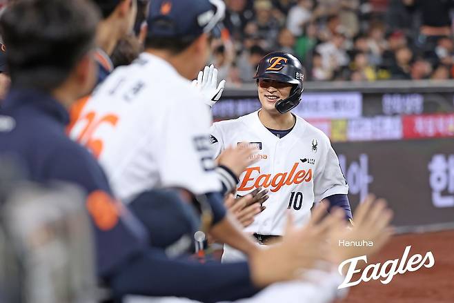 한화 이진영이 지난 29일 대전 LG전에서 동점포를 터트린 뒤 동료들과 하이파이브하고 있다. 한화 이글스 제공