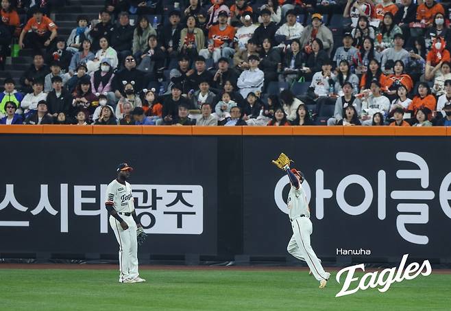 한화 이진영(오른쪽)이 수비하고 있다. 한화 이글스 제공