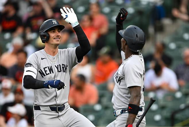 뉴욕 양키스 코디 벨린저가 30일 볼티모어전에서 1회초 홈런을 치고 들어온 뒤 재즈 치좀과 하이파이브하고 있다. UPI연합뉴스