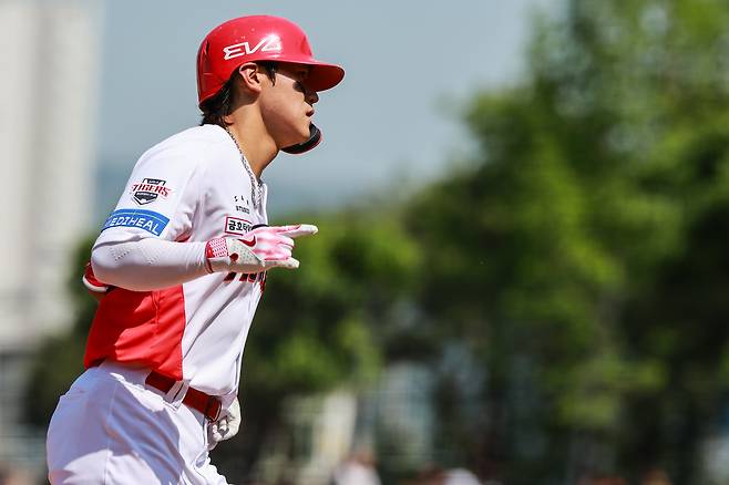 KIA 김도영이 지난 26일 광주 LG전 3회말 홈런을 치고 베이스를 돌고 있다. KIA 타이거즈 제공