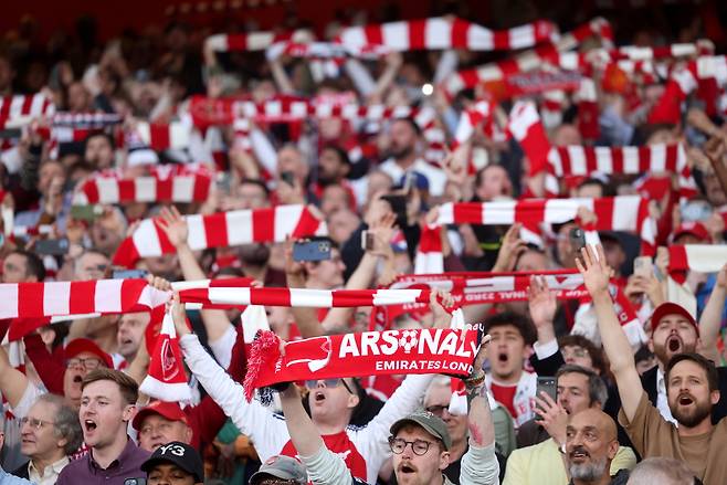 아스널 팬들이 30일 PSG와 유럽챔피언스리그 4강 1차전에서 열렬히 응원하고 있다. EPA연합뉴스