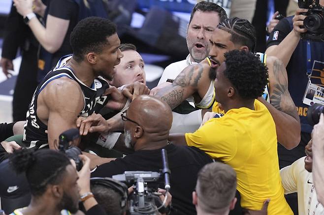 밀워키 야니스 아데토쿤보가 30일 플레이오프 인디애나전 패배 후 상대와 충돌하자 주위에서 말리고 있다. AP연합뉴스