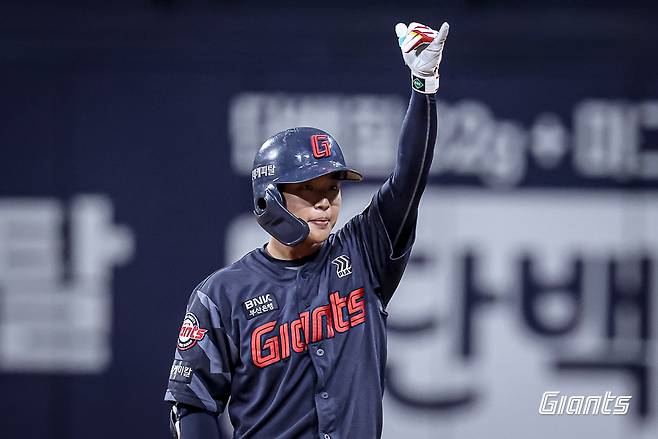 30일 키움전에서 적시타를 치고 기뻐하는 롯데 이호준. 롯데 자이언츠 제공