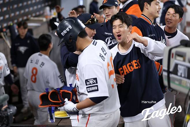 한화 주전 포수 최재훈(오른쪽)이 데뷔 첫 타점을 기록한 후배 허인서를 축하하고 있다. 한화 이글스 제공