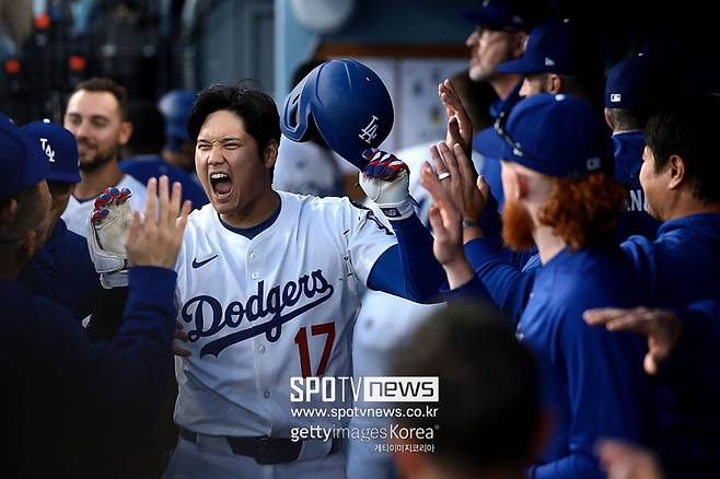 ▲ LA다저스는 30일(한국시간) 미국 캘리포니아주 로스앤젤레스 다저스타디움에서 열린 2025 메이저리그 마이애미 말린스와 경기에서 15-2 대승을 거뒀다. 1회 리드오프 동점 홈런을 터뜨리고 더그아웃에서 축하받는 오타니 쇼헤이.