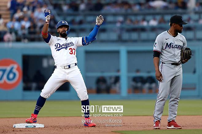 ▲ 2루타로 출루한 뒤 세리머니하는 테오스카 에르난데스(왼쪽).