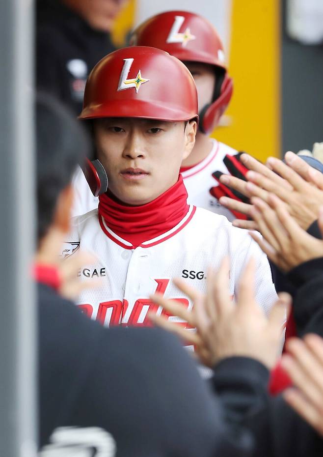 ▲ 29일 결정적인 순간 번트 실패를 기록한 최상민은 30일 1군 엔트리에서 말소됐다 ⓒSSG랜더스