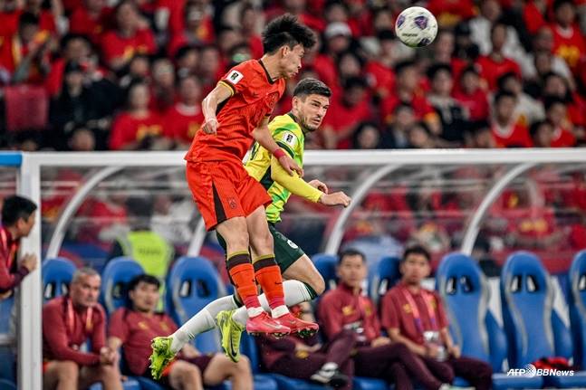 지난 3월 열린 호주와 국가대표팀 경기에 나선 왕위동(왼쪽). /AFPBBNews=뉴스1