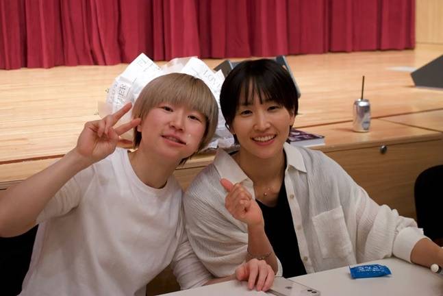 BNK 안혜지(왼쪽)가 팬미팅에서 팀 동료 이이지마 사키와 포즈를 취하고 있다. /사진=BNK 제공