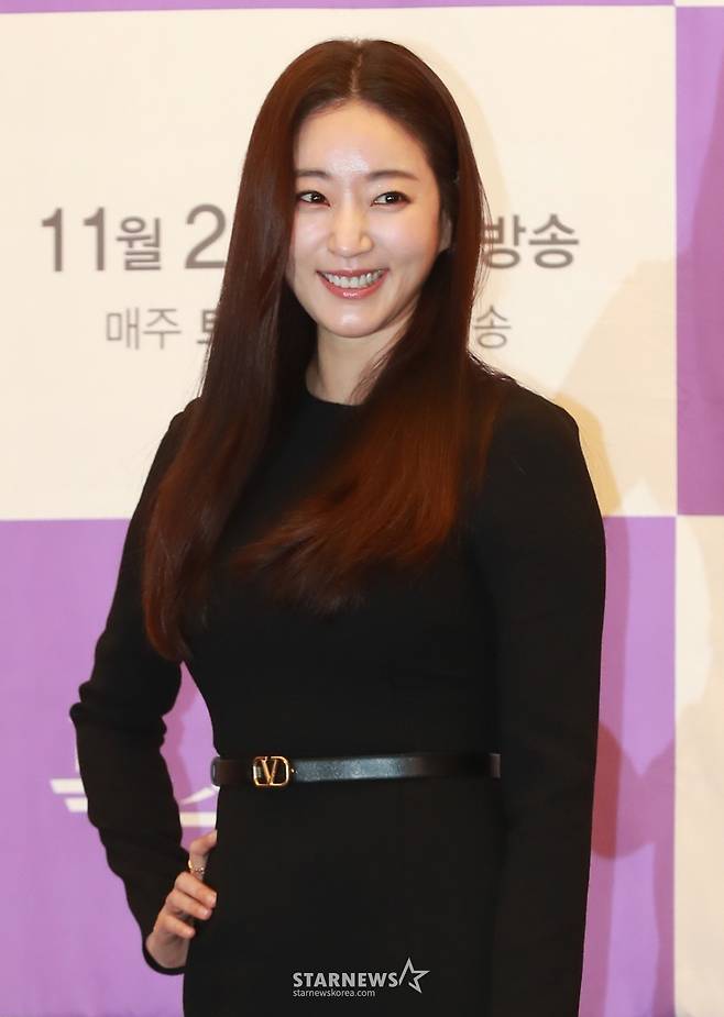 배우 김사랑이 19일 오후 서울 마포구 상암동 스탠포드호텔에서 진행된  TV조선 새 토일드라마 '복수해라' 제작발표회에 앞서 포즈를 취하고 있다.