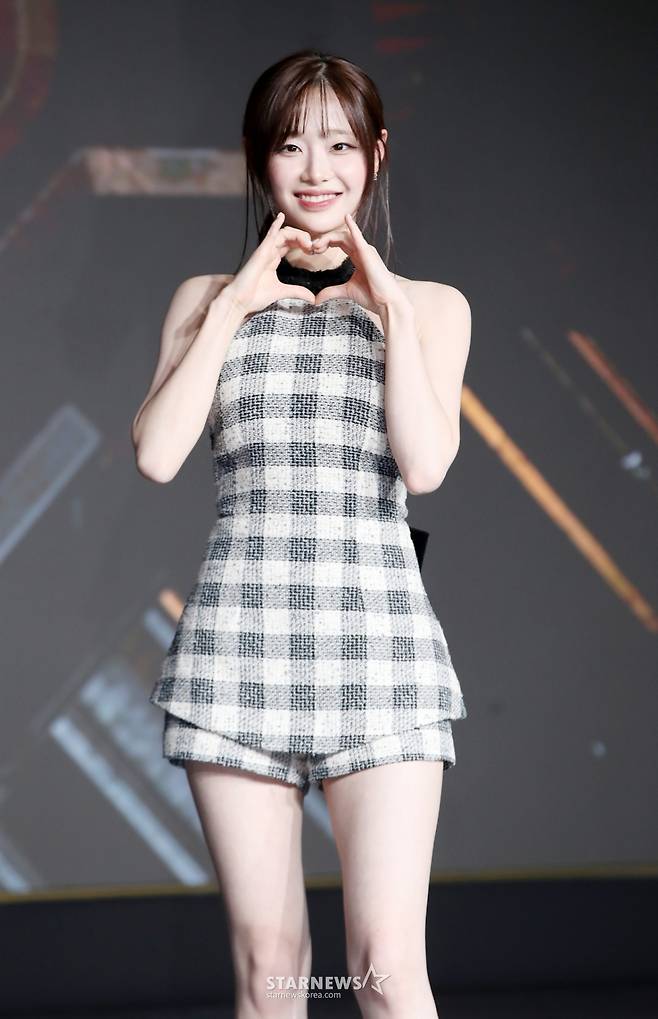 가수 츄가 29일 오전 서울 마포구 호텔나루에서 열린 넷플릭스 '데블스 플랜: 데스룸' 제작발표회에 참석해 포즈를 취하고 있다.  정종연 PD가 연출하는 '데블스 플랜: 데스룸'은 다양한 직업군의 플레이어가 7일간 합숙하며 최고의 브레인을 가리는 두뇌 서바이벌 게임으로 오는 5월 6일 공개된다. /2025.04.29 /사진=김휘선 hwijpg@