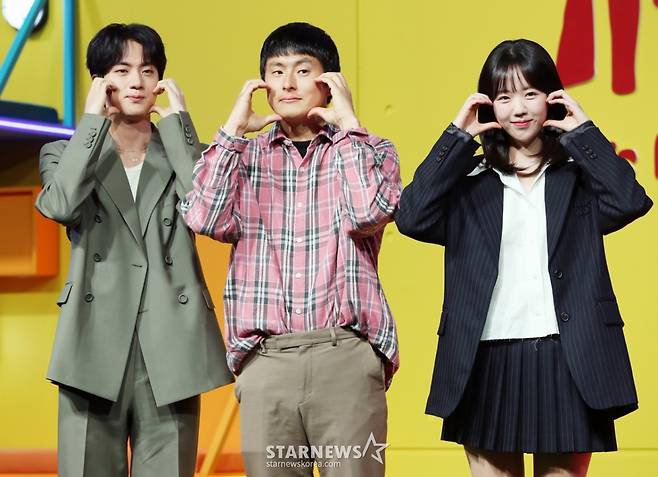 그룹 방탄소년단(BTS) 진, 방송인 기안84, 배우 지예은이 15일 오전 서울 종로구 JW매리어트 동대문에서 열린 넷플릭스 시리즈 새 예능 '대환장 기안장' 기자간담회에서 포즈를 취하고 있다. /2025.04.15 /사진=김휘선 hwijpg@