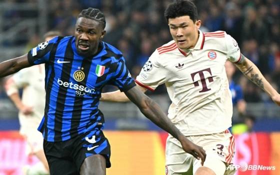 수비를 하고 있는 김민재(오른쪽). /AFPBBNews=뉴스1