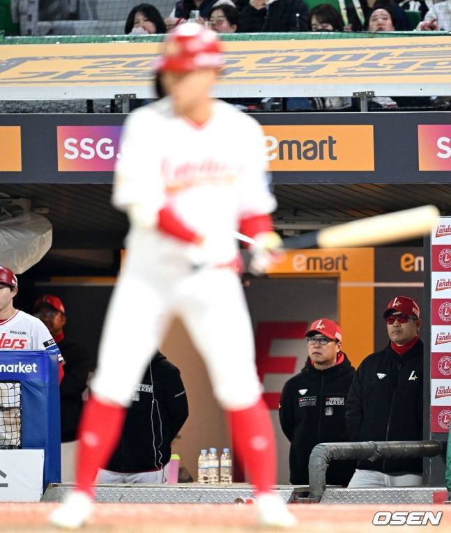 최상민의 타석을 벤치에서 지켜보는 이숭용 감독(오른쪽).