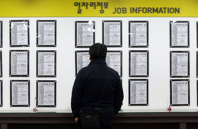 통계청에 따르면 지난해 임금근로자 중 월 200만원 미만을 버는 근로자 비중이 전체의 20.0%에 달했다.[사진｜뉴시스]&nbsp;