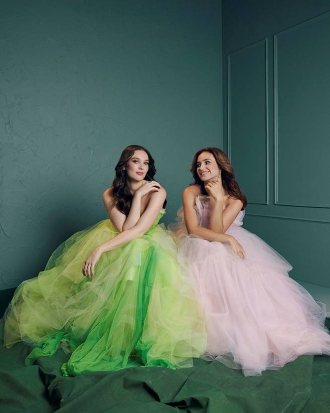 뮤지컬 위키드 내한공연, (좌) 엘파바 역 셰리든 아담스 (우) 글린다 역 코트니 몬스마