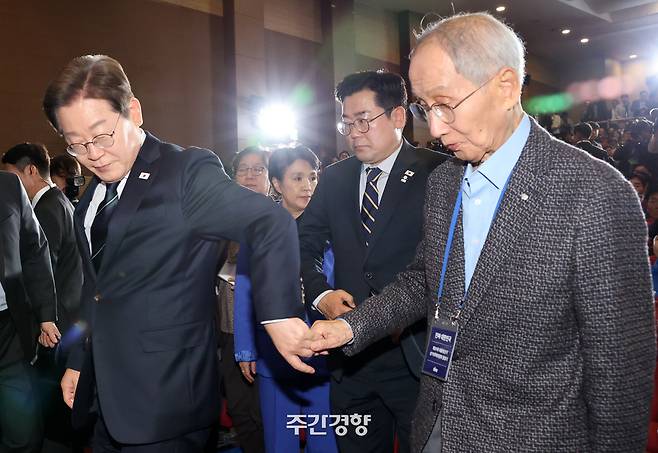 이재명 더불어민주당 대선 후보(왼쪽)가 30일 국회 의원회관에서 열린 중앙선대위출범식에서 윤여준 총괄싱임선대위원장의 손을 잡고 연단으로 향하고 있다. 박민규 선임기자