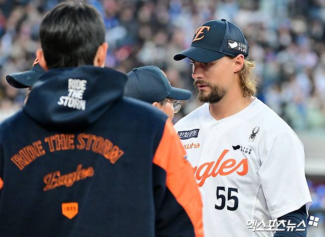 한화 투수 와이스(오른쪽)는 29일 대전한화생명볼파크에서 열린 '2025 신한 SOL Bank KBO 리그' LG와 주중 3연전 첫 번째 맞대결에서 선발 등판했다. 제구 난조 속에서도 퀄리티스타트를 기록하며 LG 타선을 봉쇄했다. 엑스포츠뉴스 DB
