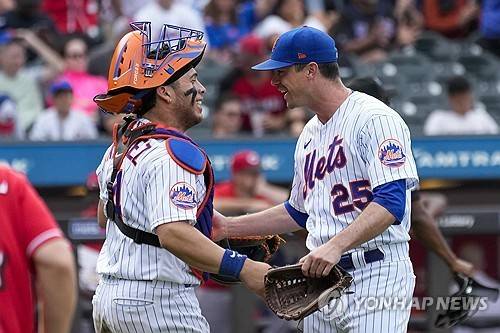 KBO리그 롯데 자이언츠에서 2015년부터 2019년까지 활약했던 미국 출신 좌완 브룩스 레일리가 4월 30일 뉴욕 메츠와 1+1년 계약을 체결했다. 사진 연합뉴스