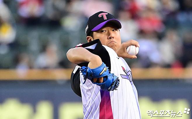 LG 투수 송승기는 29일 대전한화생명볼파크에서 열린 '2025 신한 SOL Bank KBO 리그' 한화와 주중 3연전 첫 번째 경기에서 선발 등판했다. 생애 첫 원정 선발 등판에서 피홈런 두 방에 발목 잡혀 5이닝 3실점으로 패전 투수가 됐다. 엑스포츠뉴스 DB