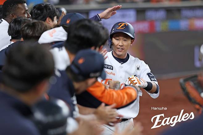 한화 내야수 황영묵은 30일 대전한화생명볼파크에서 열린 '2025 신한 SOL Bank KBO 리그' LG와 정규시즌 다섯 번째 맞대결에서 7회말 대타로 교체 출전했다. 구원 투수 김진성 상대 우측 담장을 넘어가는 결승 2점포를 터트려 팀 승리에 힘을 보탰다. 한화 이글스