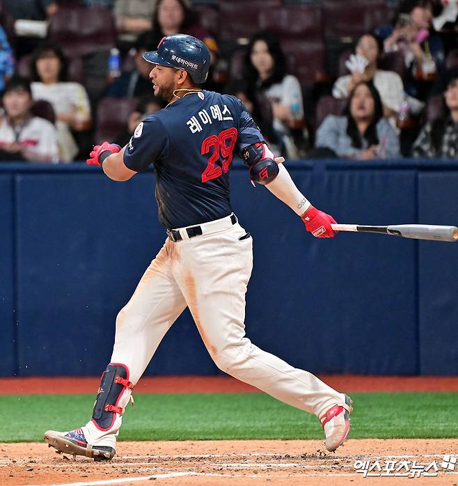 롯데 자이언츠 외국인 타자 빅터 레이예스가 30일 서울 고척스카이돔에서 열린 2025 신한 SOL Bank KBO리그 키움 히어로즈와의 팀 간 5차전에서 4안타를 몰아치고 팀 2연승을 견인했다. 사진 김한준 기자